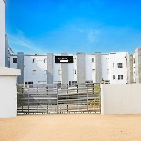 מלון בובנשוואר Super Townhouse Mancheswar Industrial Estate מראה חיצוני תמונה