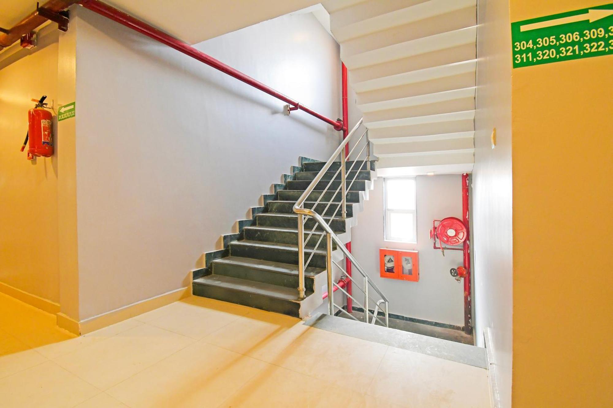 מלון בובנשוואר Super Townhouse Mancheswar Industrial Estate מראה חיצוני תמונה